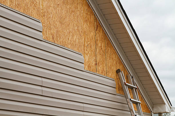 Professional Siding Repair technician working in Pipersville, PA
